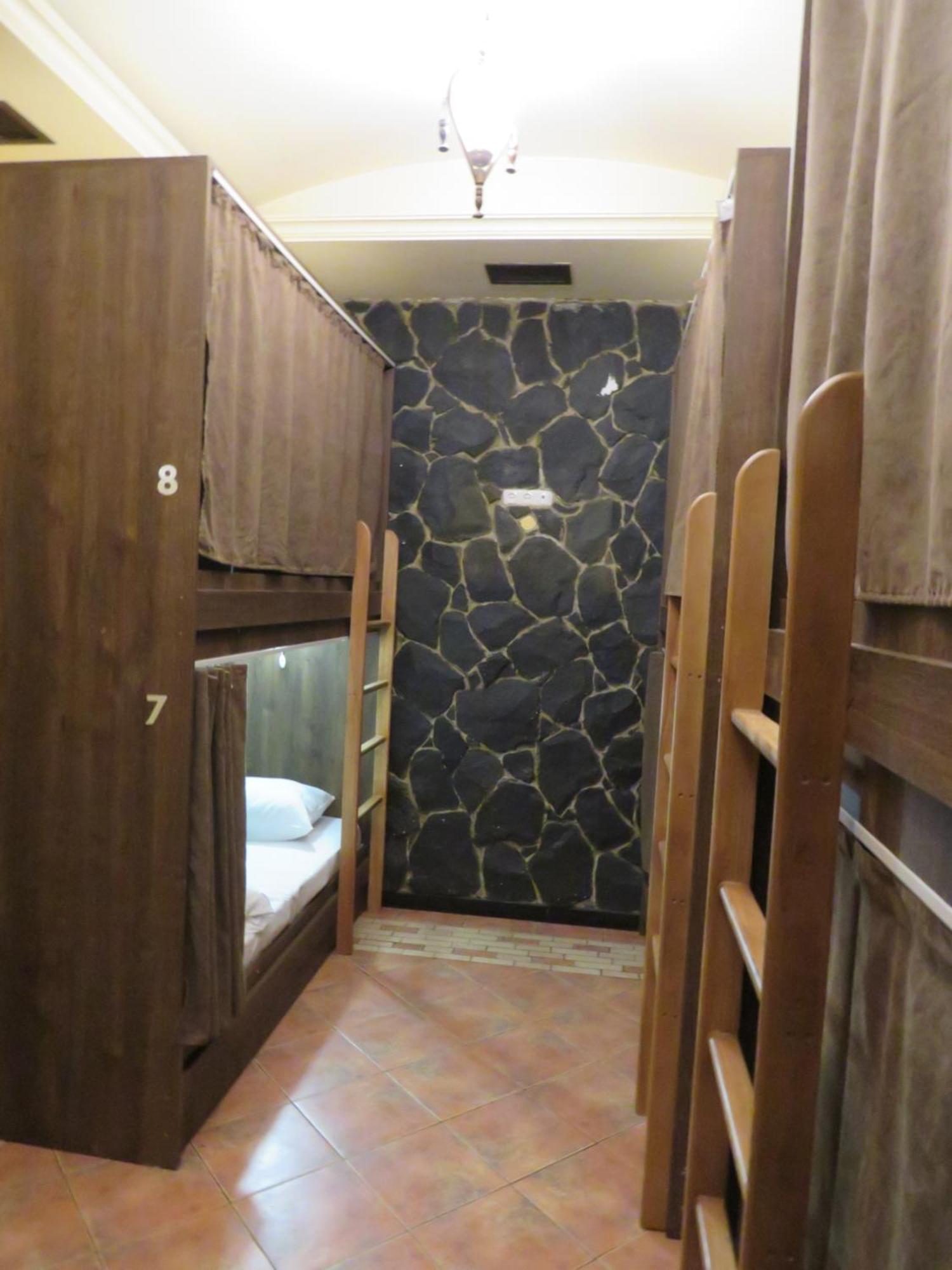 Hostel Jan In The Very Center 耶烈万 外观 照片