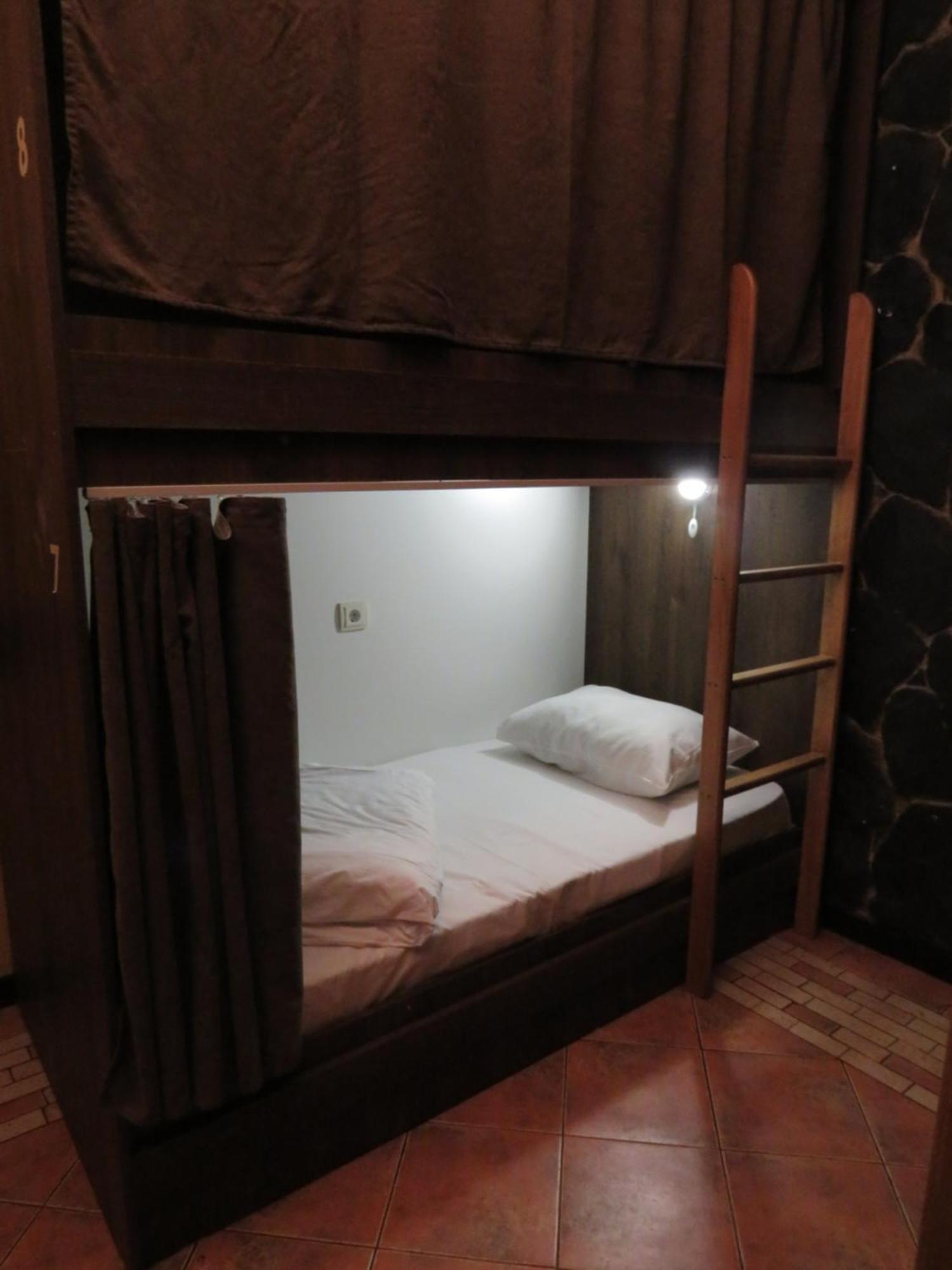Hostel Jan In The Very Center 耶烈万 外观 照片